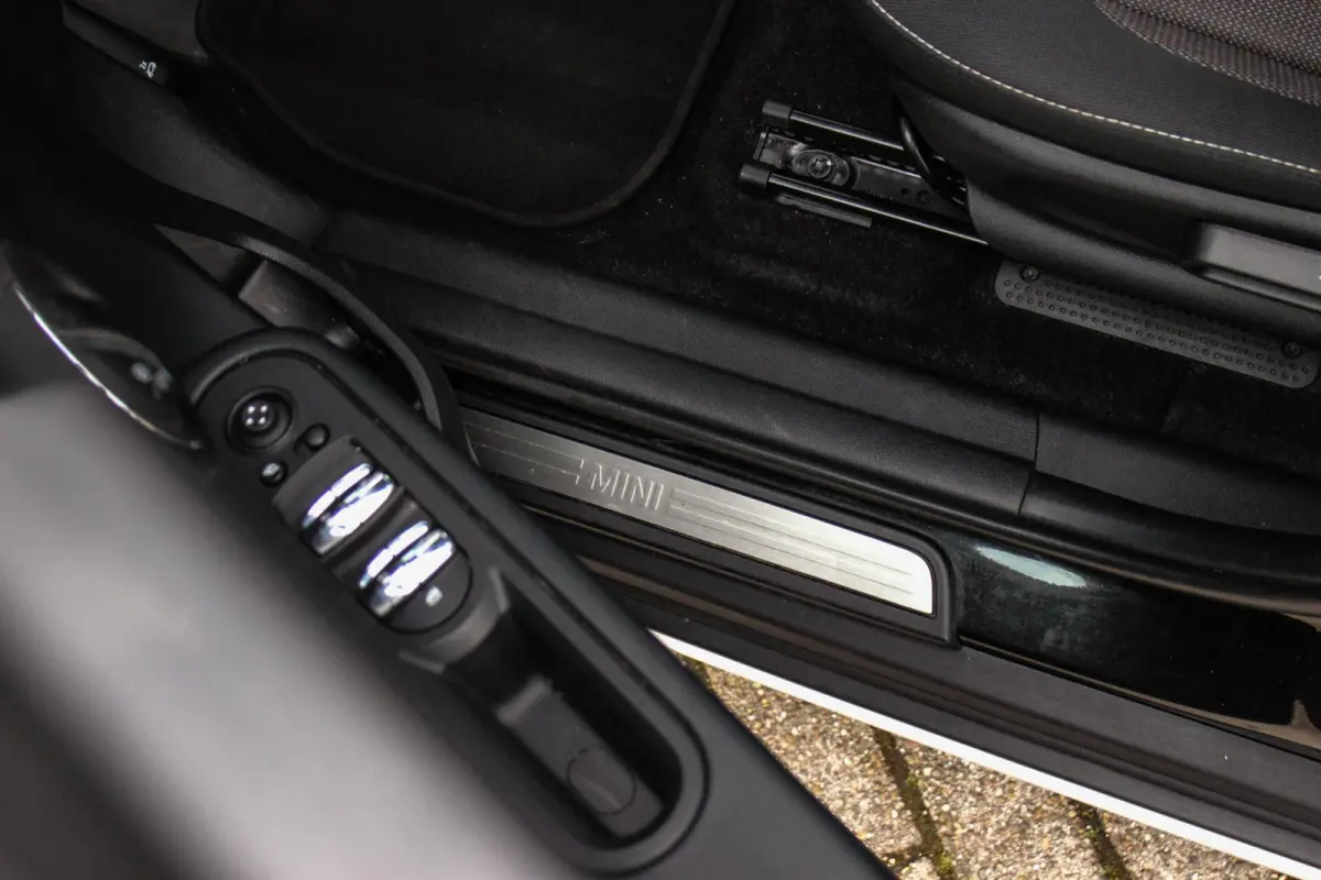 1.5 Cooper Essential | 1e eigenaar | NL auto | Driving Assistant | Camera | Sportstuur | Keyless entry | Stoelverwarming | LED | Carplay | DAB | Navigatie | PDC