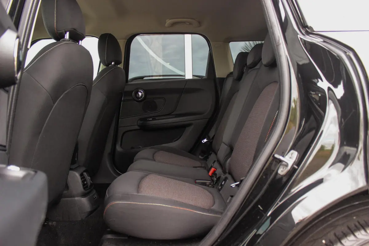 1.5 Cooper Essential | 1e eigenaar | NL auto | Driving Assistant | Camera | Sportstuur | Keyless entry | Stoelverwarming | LED | Carplay | DAB | Navigatie | PDC