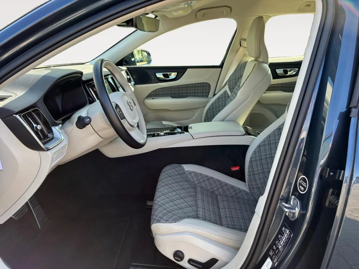 2.0 T6 Twin Engine AWD R-Design