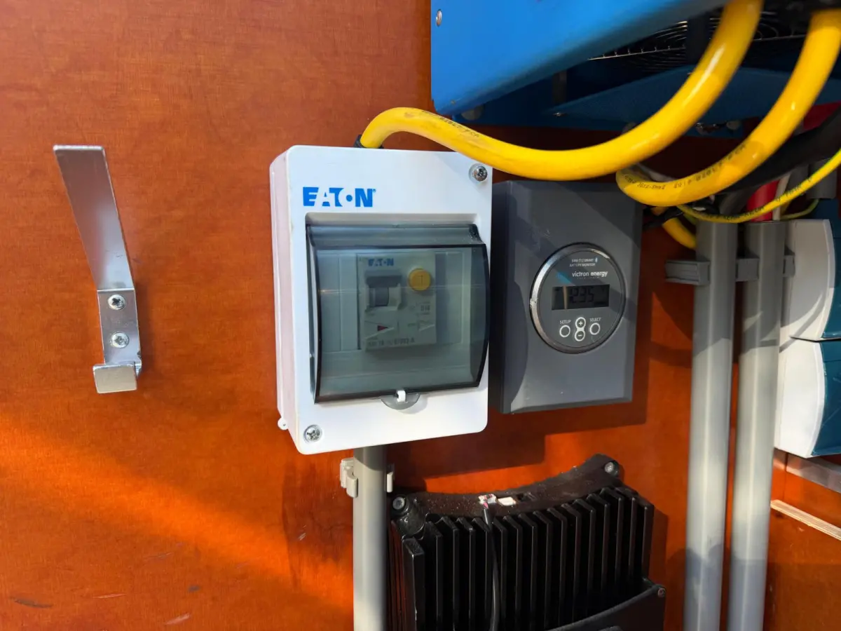 T35 2.3 DCI 130 PK L2H2 + 2 SCHUIFDEUREN | 220V OMVORMER | WP INRICHTING | TREKHAAK 2500 KG
