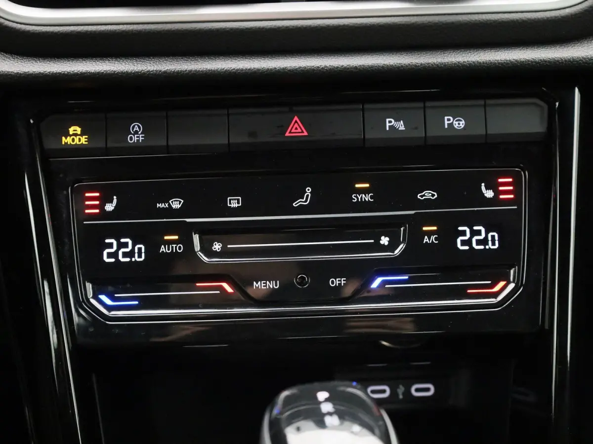 1.5 TSI R-Line 150 PK| Navigatie | Stoelverwarming | Parkeersensoren Voor & Achter | Dodehoek Detectie | Travelassist
