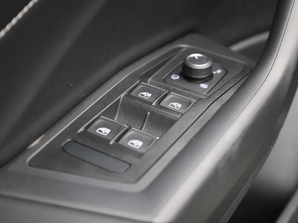 1.5 TSI R-Line 150 PK| Navigatie | Stoelverwarming | Parkeersensoren Voor & Achter | Dodehoek Detectie | Travelassist