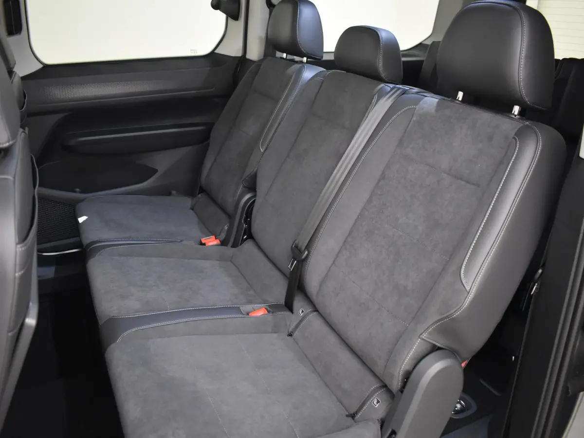 Kombi Maxi Limited Edition 7 persoons 1.5 eHybrid EU6 85 kW (115 pk) DSG Automaat | 'App-Connect' draadloze smartphone integratie | Achteruitrijcamera | Adaptive cruisecontrol (Adaptive Crui