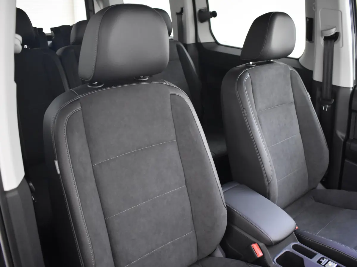 Kombi Maxi Limited Edition 7 persoons 1.5 eHybrid EU6 85 kW (115 pk) DSG Automaat | 'App-Connect' draadloze smartphone integratie | Achteruitrijcamera | Adaptive cruisecontrol (Adaptive Crui