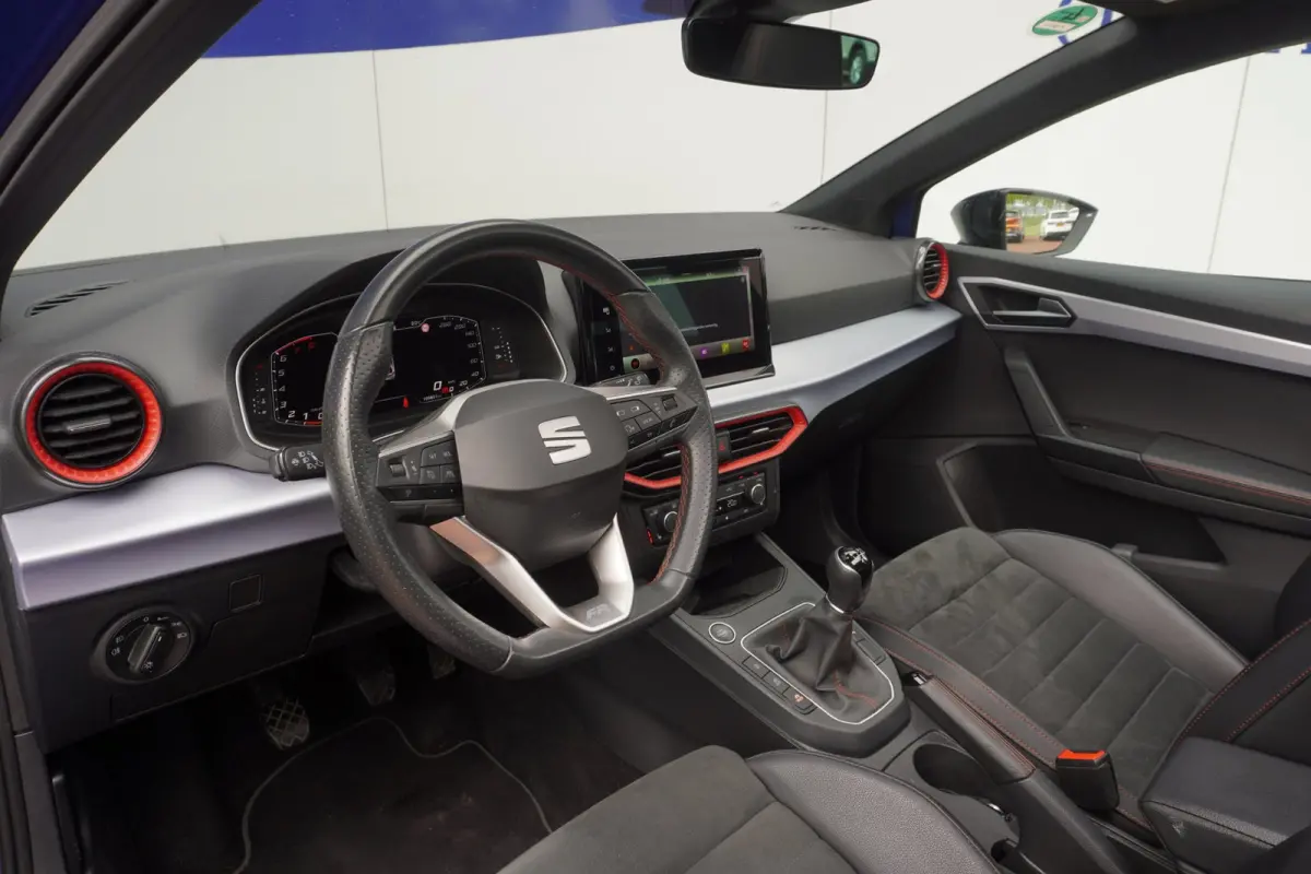 1.0 EcoTSI FR Plus+Led+Pano-dak+navi+Camera+vitrual+camera+Leder+18"lmv+stoel-verw = NIEUW TYPE !!