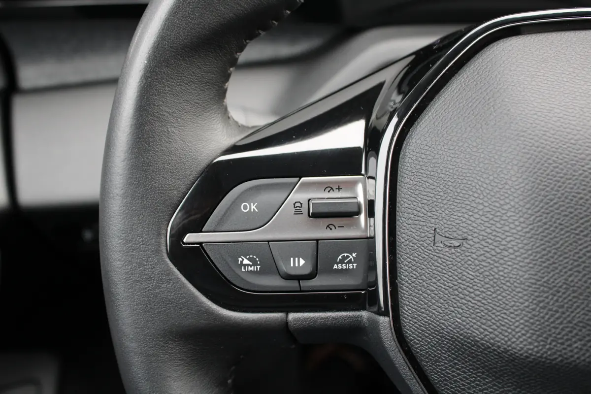 1.2 PureTech Allure Pack Business | Navigatie | Camera voor + achter | AGR comfortstoel | Trekhaak | All season | Apple carplay |