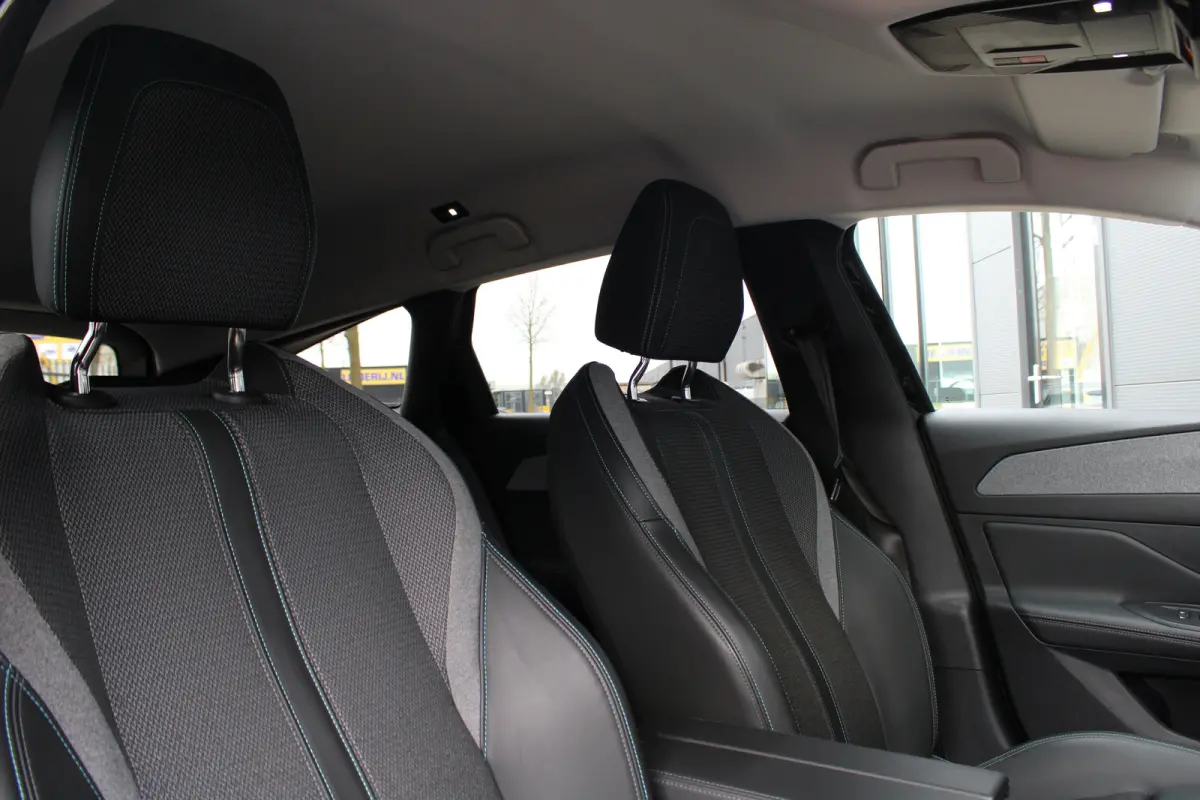 1.2 PureTech Allure Pack Business | Navigatie | Camera voor + achter | AGR comfortstoel | Trekhaak | All season | Apple carplay |