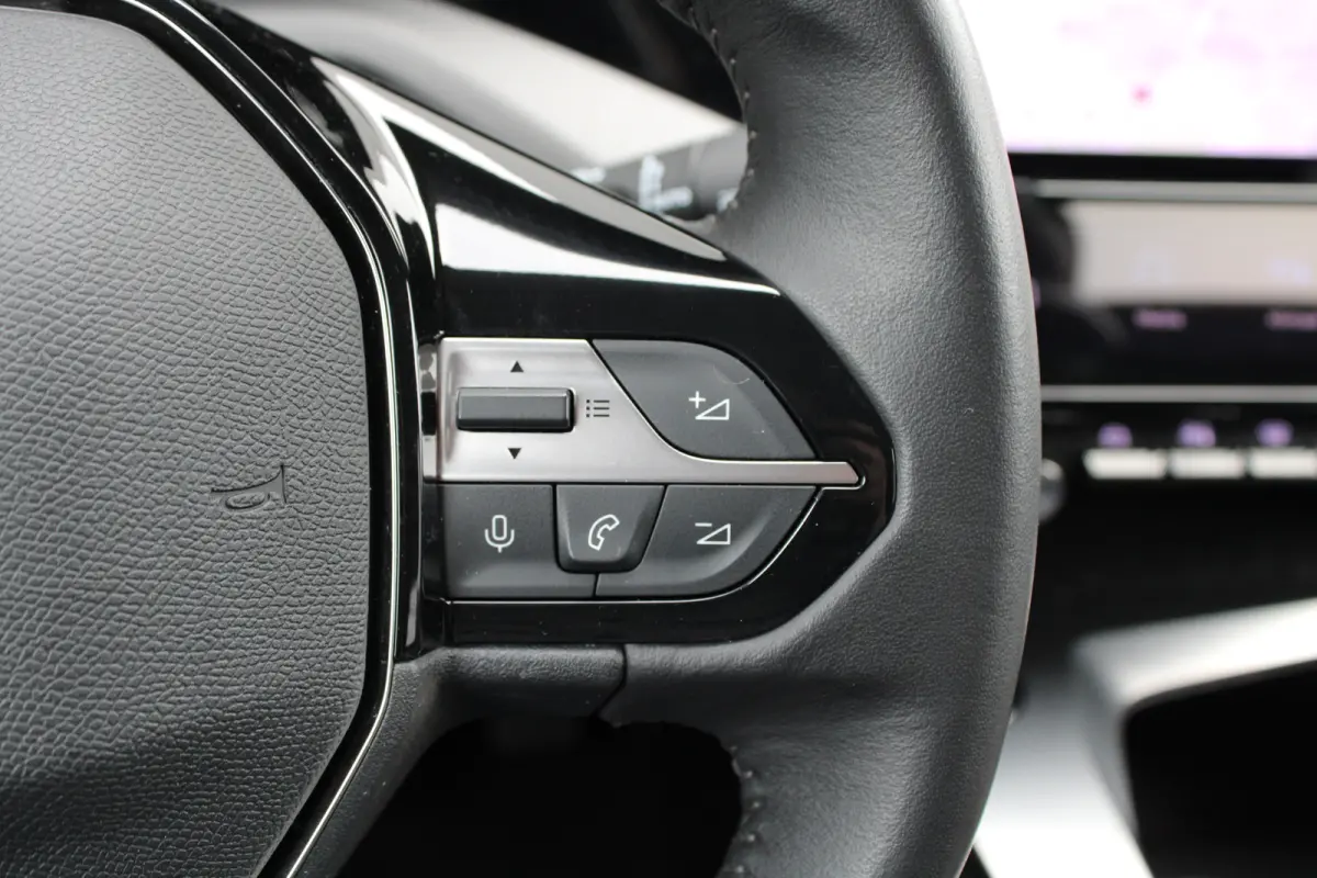 1.2 PureTech Allure Pack Business | Navigatie | Camera voor + achter | AGR comfortstoel | Trekhaak | All season | Apple carplay |