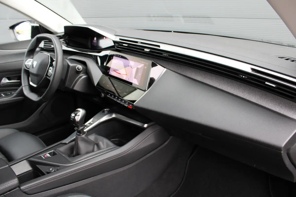 1.2 PureTech Allure Pack Business | Navigatie | Camera voor + achter | AGR comfortstoel | Trekhaak | All season | Apple carplay |