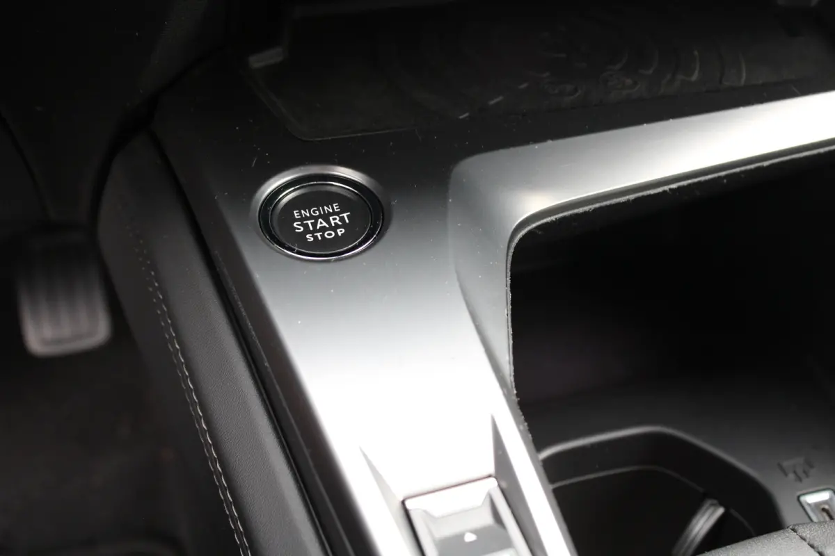 1.2 PureTech Allure Pack Business | Navigatie | Camera voor + achter | AGR comfortstoel | Trekhaak | All season | Apple carplay |