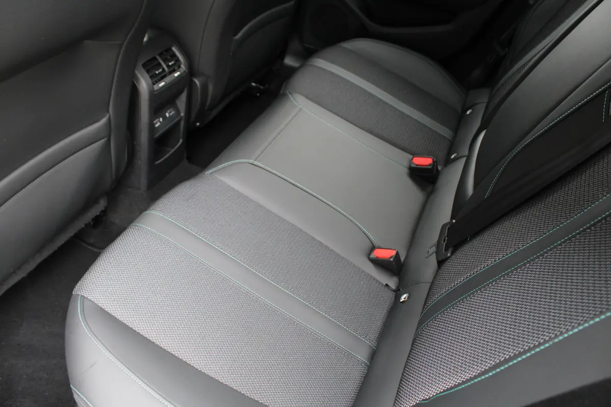 1.2 PureTech Allure Pack Business | Navigatie | Camera voor + achter | AGR comfortstoel | Trekhaak | All season | Apple carplay |