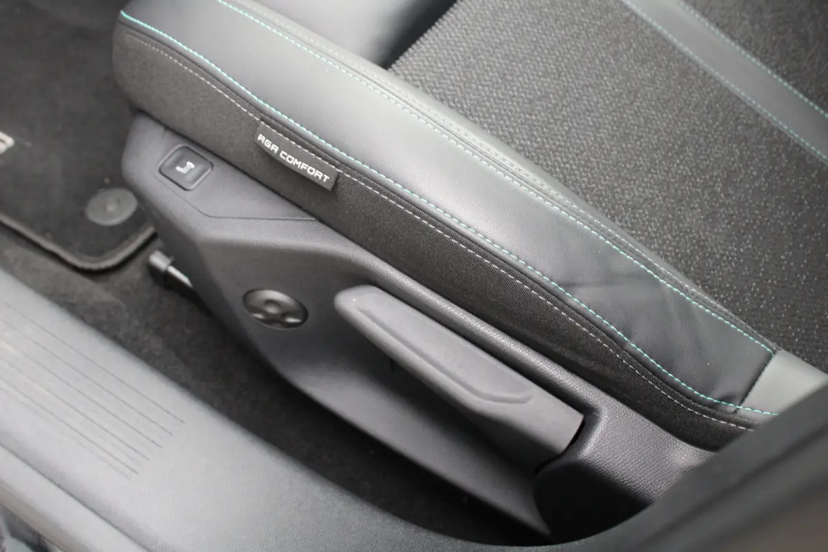 1.2 PureTech Allure Pack Business | Navigatie | Camera voor + achter | AGR comfortstoel | Trekhaak | All season | Apple carplay |