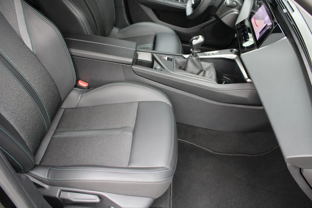 1.2 PureTech Allure Pack Business | Navigatie | Camera voor + achter | AGR comfortstoel | Trekhaak | All season | Apple carplay |