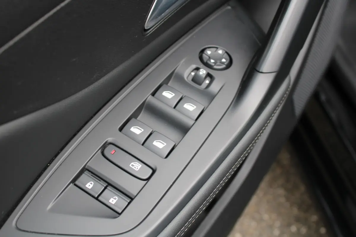 1.2 PureTech Allure Pack Business | Navigatie | Camera voor + achter | AGR comfortstoel | Trekhaak | All season | Apple carplay |