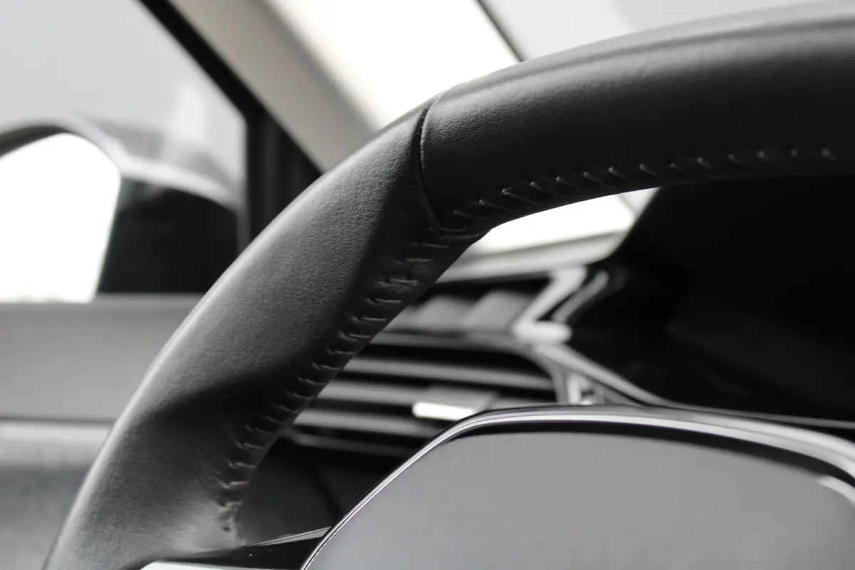 1.2 PureTech Allure Pack Business | Navigatie | Camera voor + achter | AGR comfortstoel | Trekhaak | All season | Apple carplay |