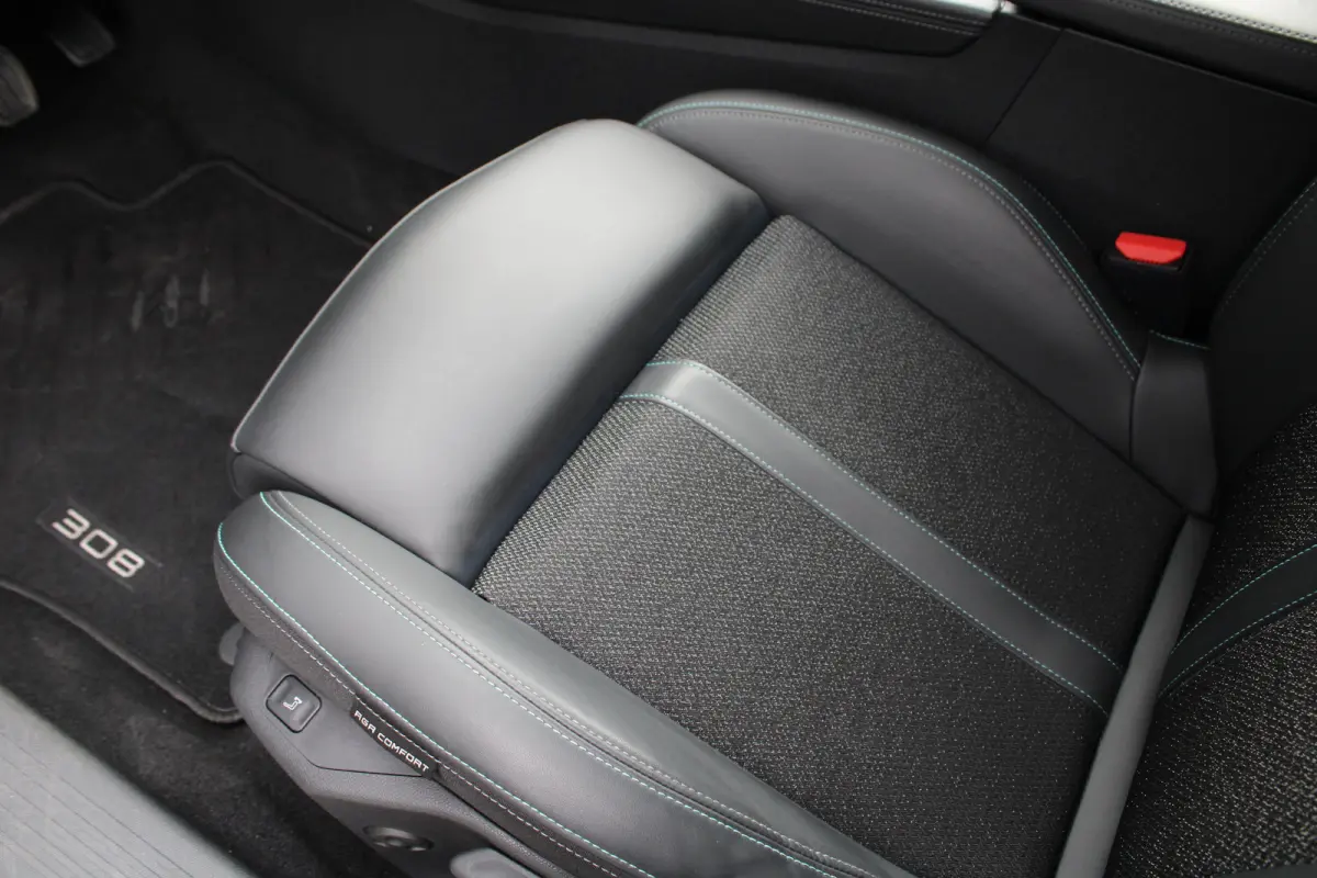 1.2 PureTech Allure Pack Business | Navigatie | Camera voor + achter | AGR comfortstoel | Trekhaak | All season | Apple carplay |