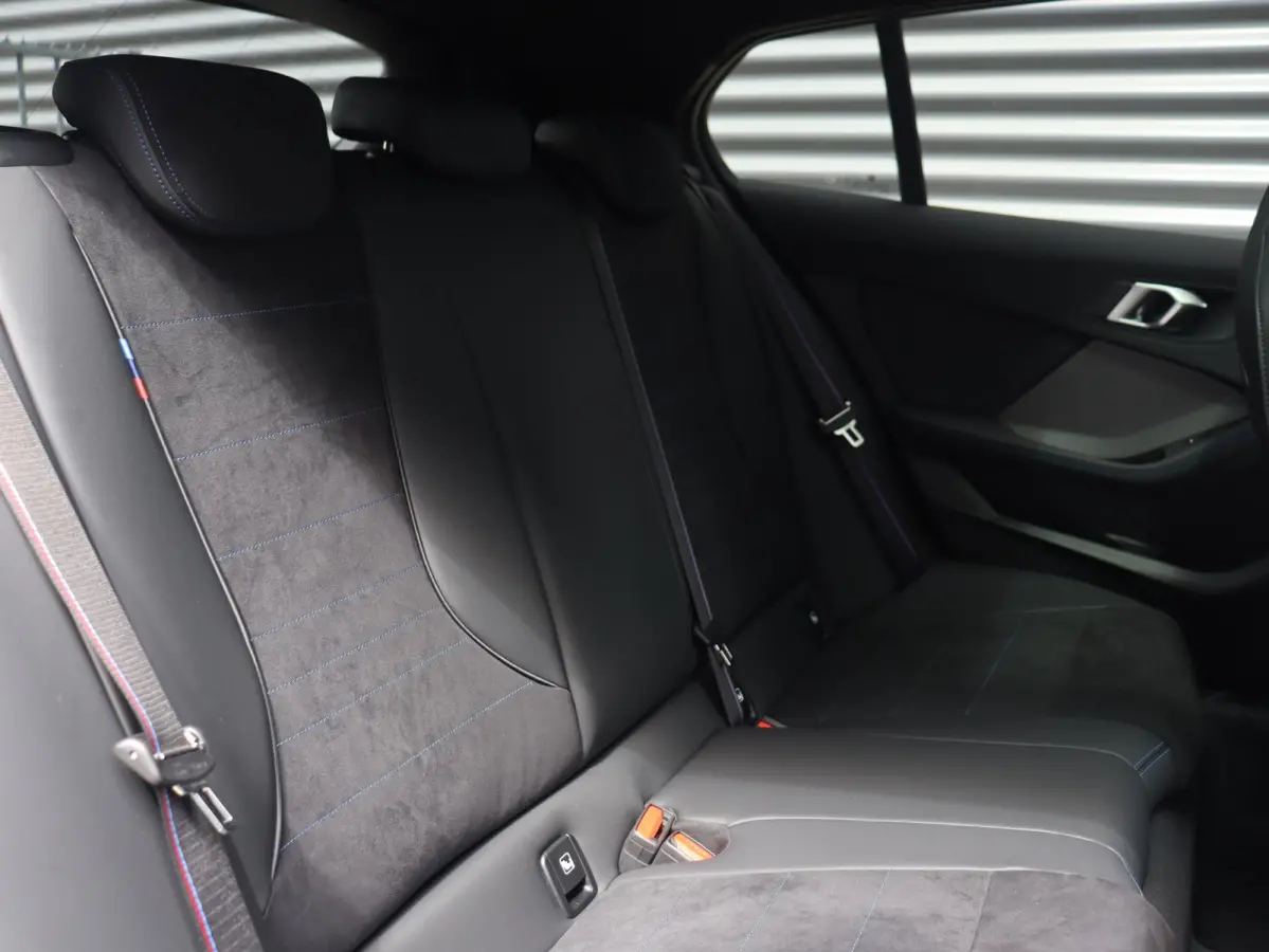 5-deurs 120 | M Sportpakket Pro | Panodak | Individual Lak | Harman Kardon | Elektr. Stoelen | Comfort Access | Driving Assistant | M Sportstoelen | 19'' LMV