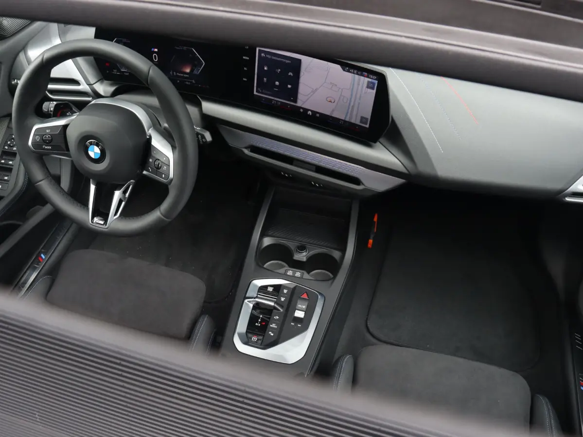 5-deurs 120 | M Sportpakket Pro | Panodak | Individual Lak | Harman Kardon | Elektr. Stoelen | Comfort Access | Driving Assistant | M Sportstoelen | 19'' LMV