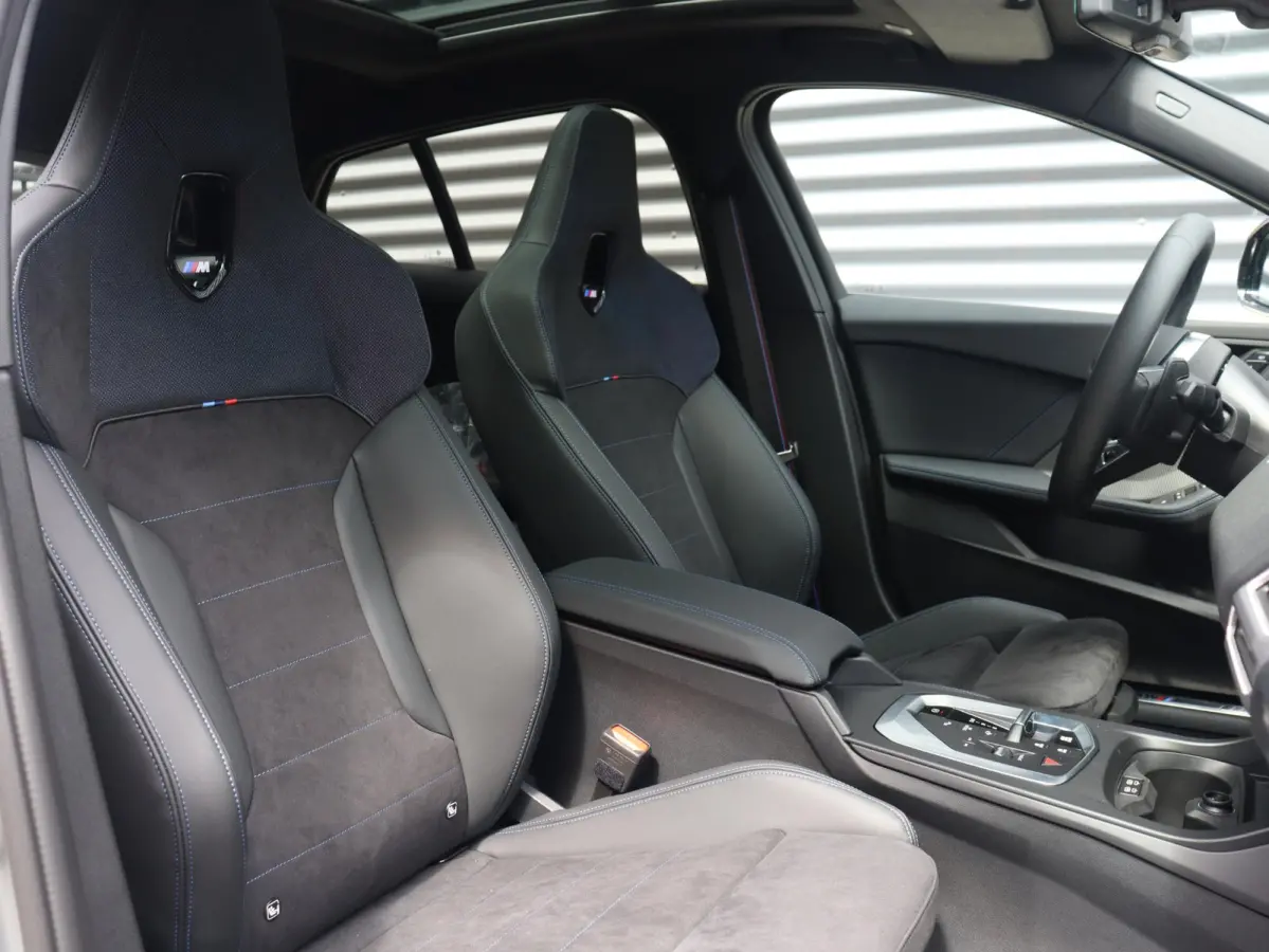 5-deurs 120 | M Sportpakket Pro | Panodak | Individual Lak | Harman Kardon | Elektr. Stoelen | Comfort Access | Driving Assistant | M Sportstoelen | 19'' LMV
