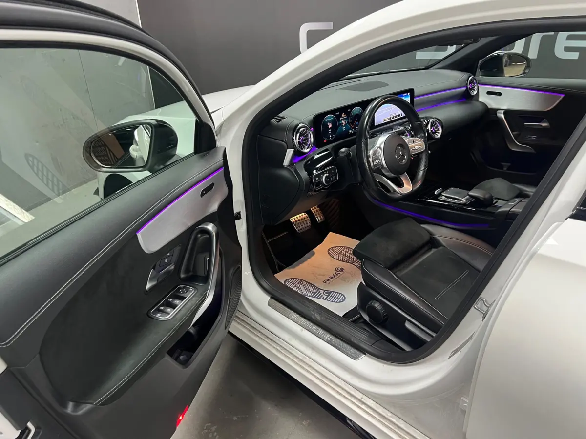 250 e Premium Plus | Pano | Stoelverwarming | Alcantara/Leder