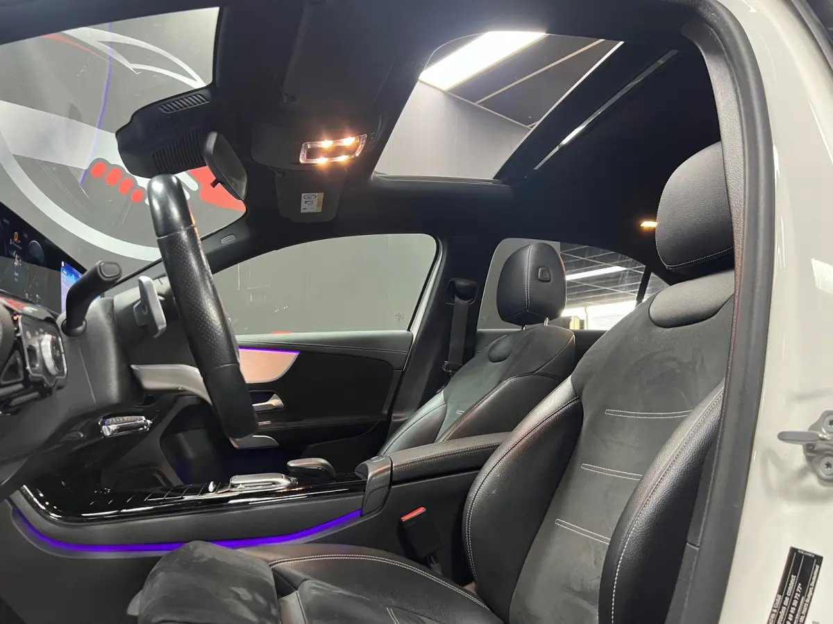 250 e Premium Plus | Pano | Stoelverwarming | Alcantara/Leder