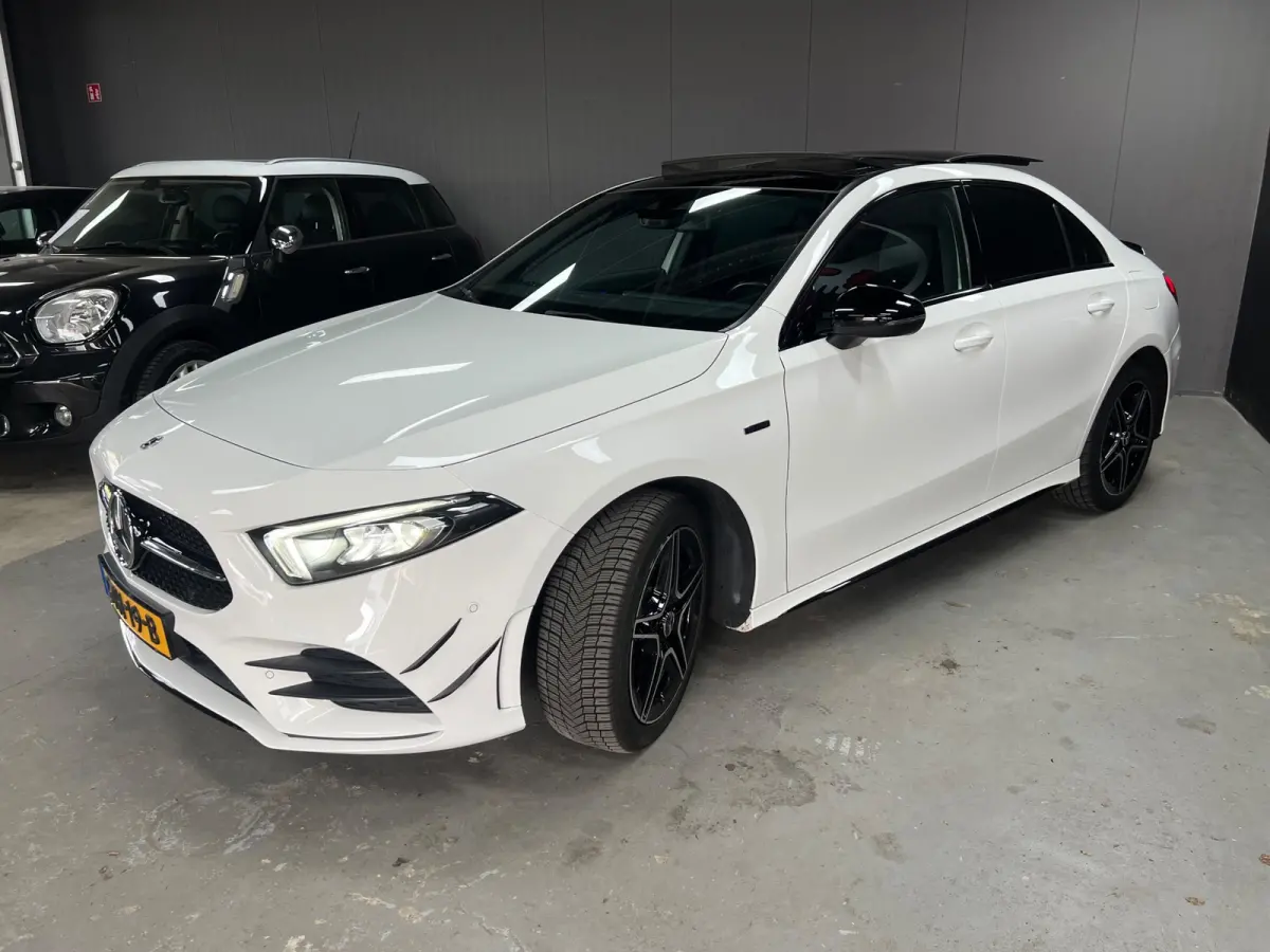 250 e Premium Plus | Pano | Stoelverwarming | Alcantara/Leder
