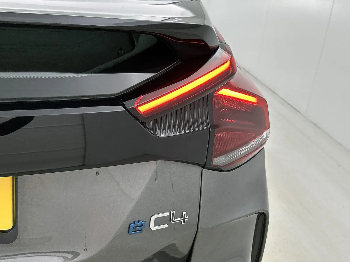 You 50 kWh 136pk | Accu 98% | Navigatie via Apple Carplay / Android Auto | Climate Control | Cruise Control | Parkeersensoren | Led koplampen | DAB+ radio | Armsteun | Stof/kunstleder | Voll