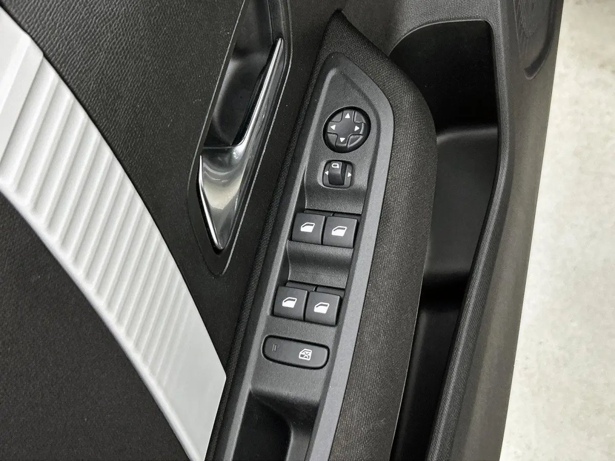 You 50 kWh 136pk | Accu 98% | Navigatie via Apple Carplay / Android Auto | Climate Control | Cruise Control | Parkeersensoren | Led koplampen | DAB+ radio | Armsteun | Stof/kunstleder | Voll