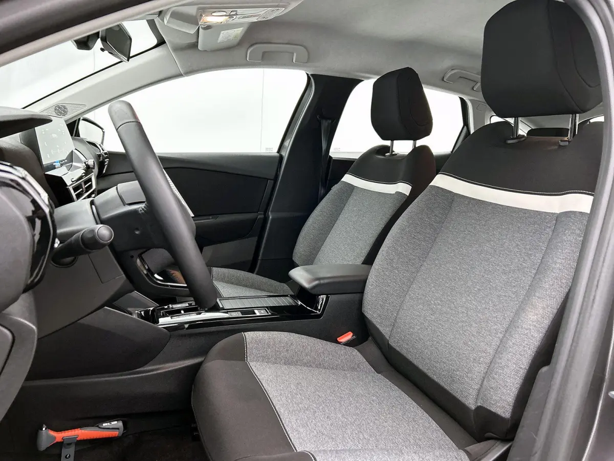 You 50 kWh 136pk | Accu 98% | Navigatie via Apple Carplay / Android Auto | Climate Control | Cruise Control | Parkeersensoren | Led koplampen | DAB+ radio | Armsteun | Stof/kunstleder | Voll