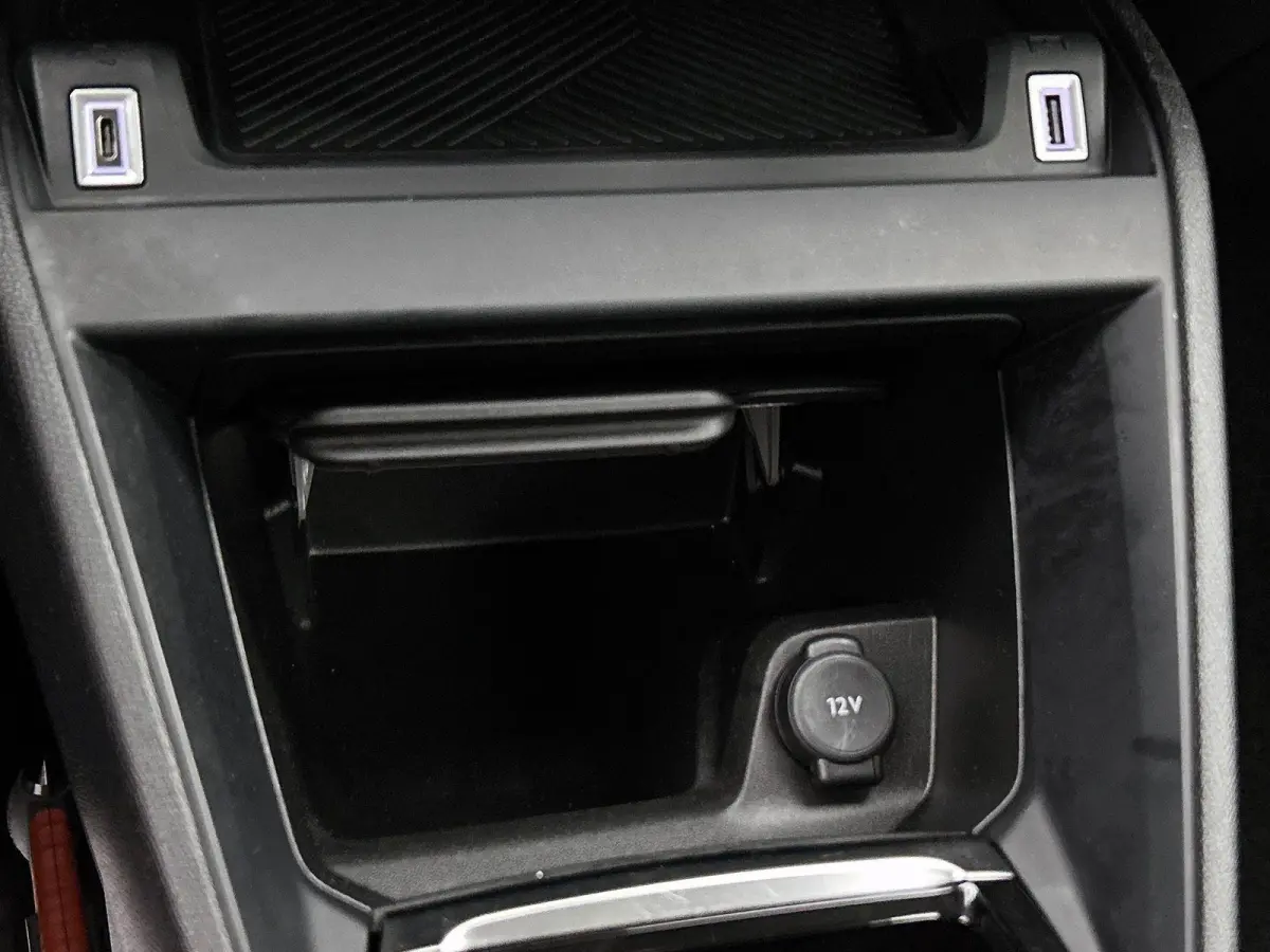You 50 kWh 136pk | Accu 98% | Navigatie via Apple Carplay / Android Auto | Climate Control | Cruise Control | Parkeersensoren | Led koplampen | DAB+ radio | Armsteun | Stof/kunstleder | Voll