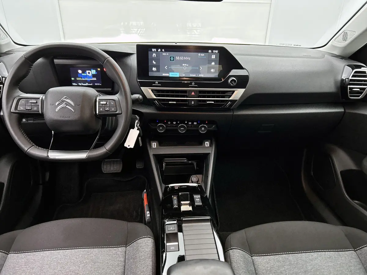 You 50 kWh 136pk | Accu 98% | Navigatie via Apple Carplay / Android Auto | Climate Control | Cruise Control | Parkeersensoren | Led koplampen | DAB+ radio | Armsteun | Stof/kunstleder | Voll