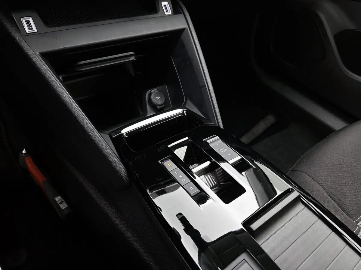 You 50 kWh 136pk | Accu 98% | Navigatie via Apple Carplay / Android Auto | Climate Control | Cruise Control | Parkeersensoren | Led koplampen | DAB+ radio | Armsteun | Stof/kunstleder | Voll