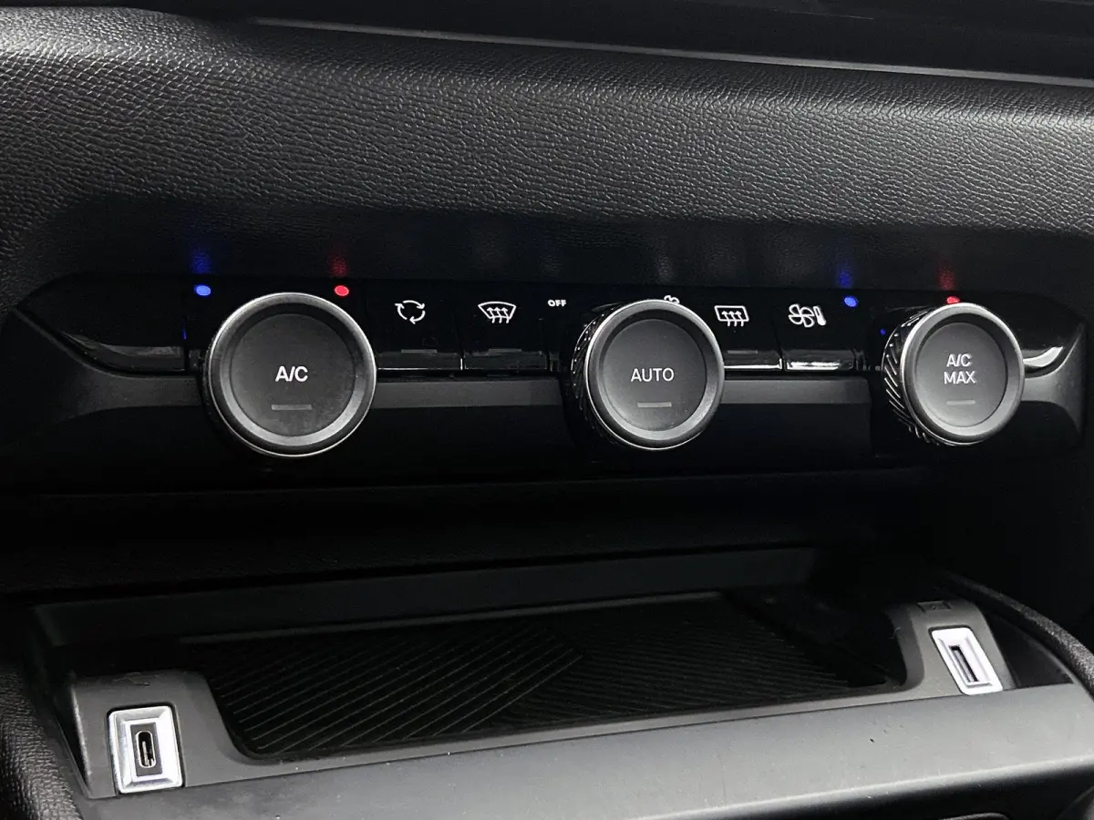 You 50 kWh 136pk | Accu 98% | Navigatie via Apple Carplay / Android Auto | Climate Control | Cruise Control | Parkeersensoren | Led koplampen | DAB+ radio | Armsteun | Stof/kunstleder | Voll