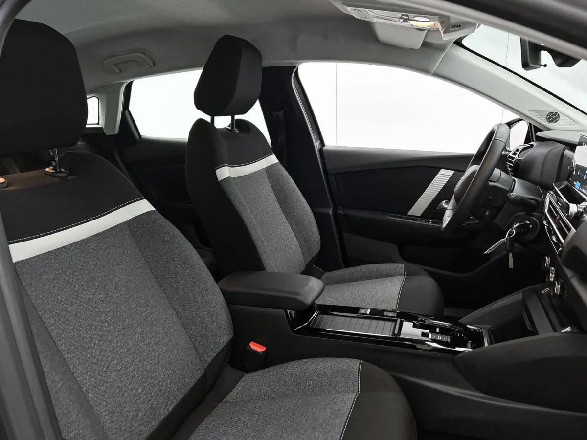 You 50 kWh 136pk | Accu 98% | Navigatie via Apple Carplay / Android Auto | Climate Control | Cruise Control | Parkeersensoren | Led koplampen | DAB+ radio | Armsteun | Stof/kunstleder | Voll