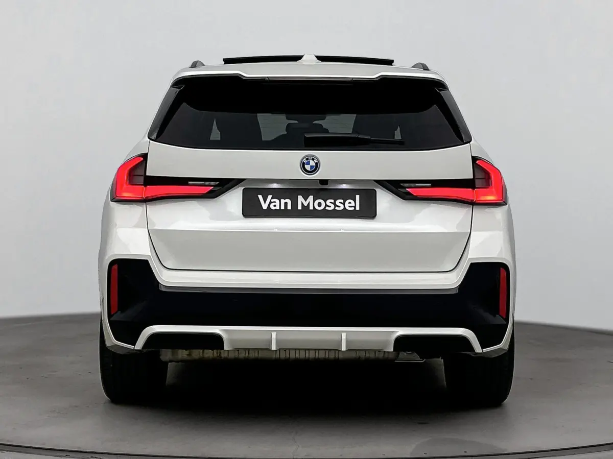 xDrive25e | M-pakket | PANO | Head-up display | 360 Camera | Lane Assist | Blindspot | Stoelverwarming | Lederen bekleding | Keyless | Carplay |