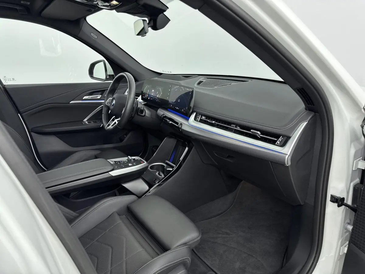 xDrive25e | M-pakket | PANO | Head-up display | 360 Camera | Lane Assist | Blindspot | Stoelverwarming | Lederen bekleding | Keyless | Carplay |