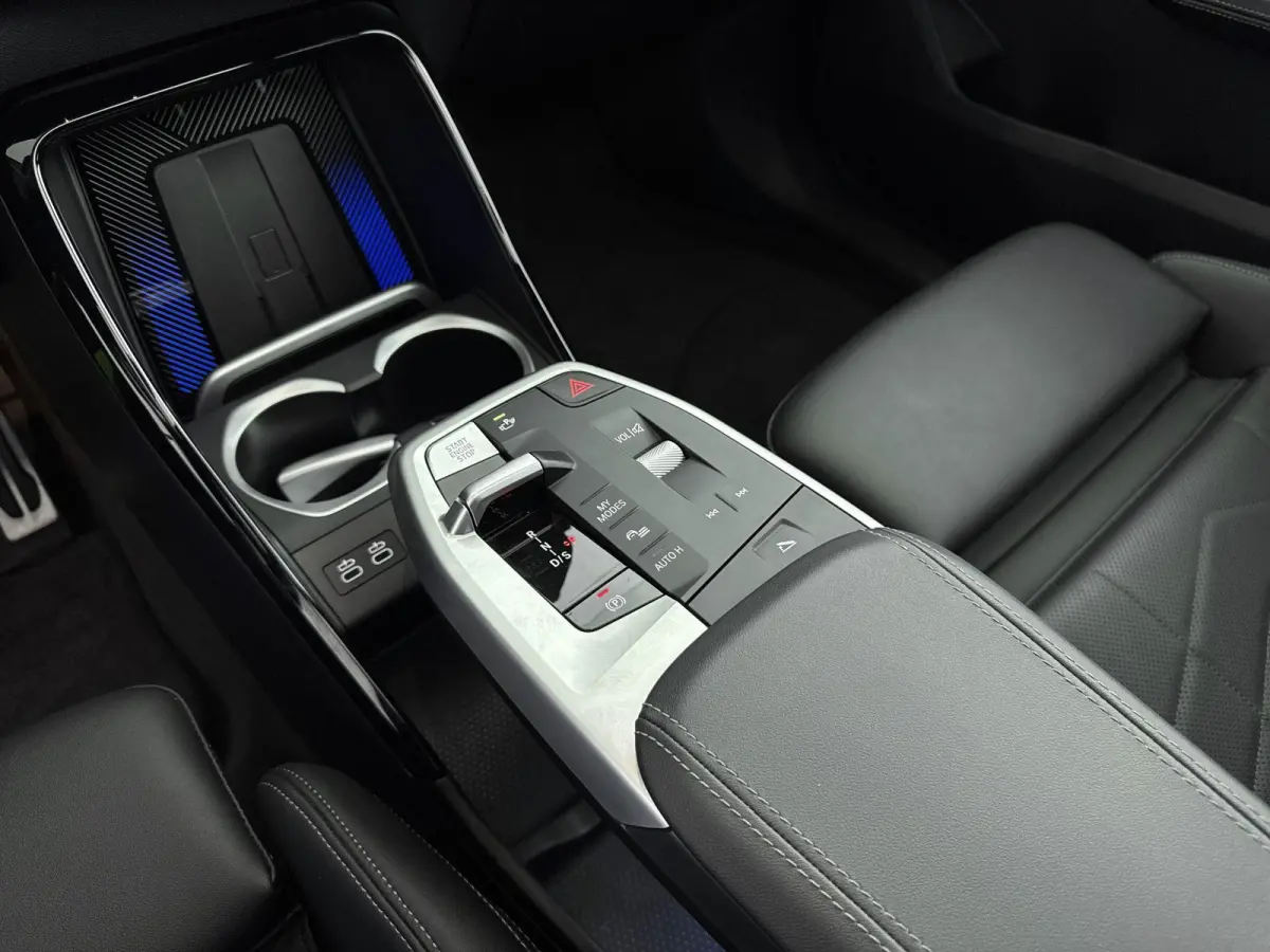 xDrive25e | M-pakket | PANO | Head-up display | 360 Camera | Lane Assist | Blindspot | Stoelverwarming | Lederen bekleding | Keyless | Carplay |