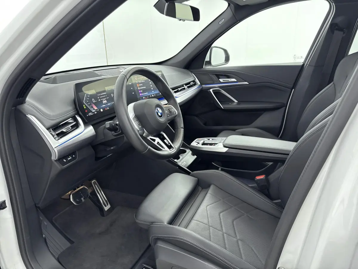 xDrive25e | M-pakket | PANO | Head-up display | 360 Camera | Lane Assist | Blindspot | Stoelverwarming | Lederen bekleding | Keyless | Carplay |