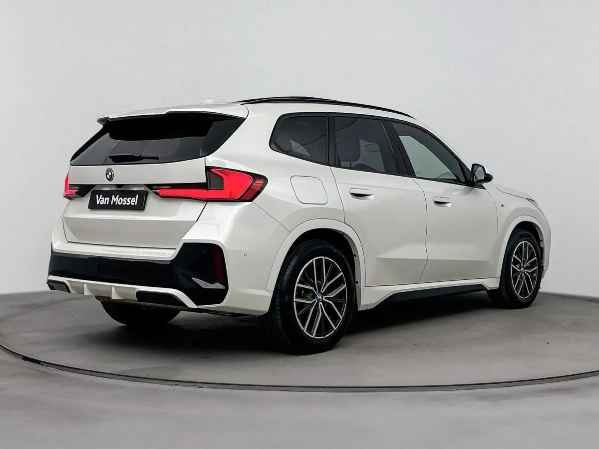 xDrive25e | M-pakket | PANO | Head-up display | 360 Camera | Lane Assist | Blindspot | Stoelverwarming | Lederen bekleding | Keyless | Carplay |