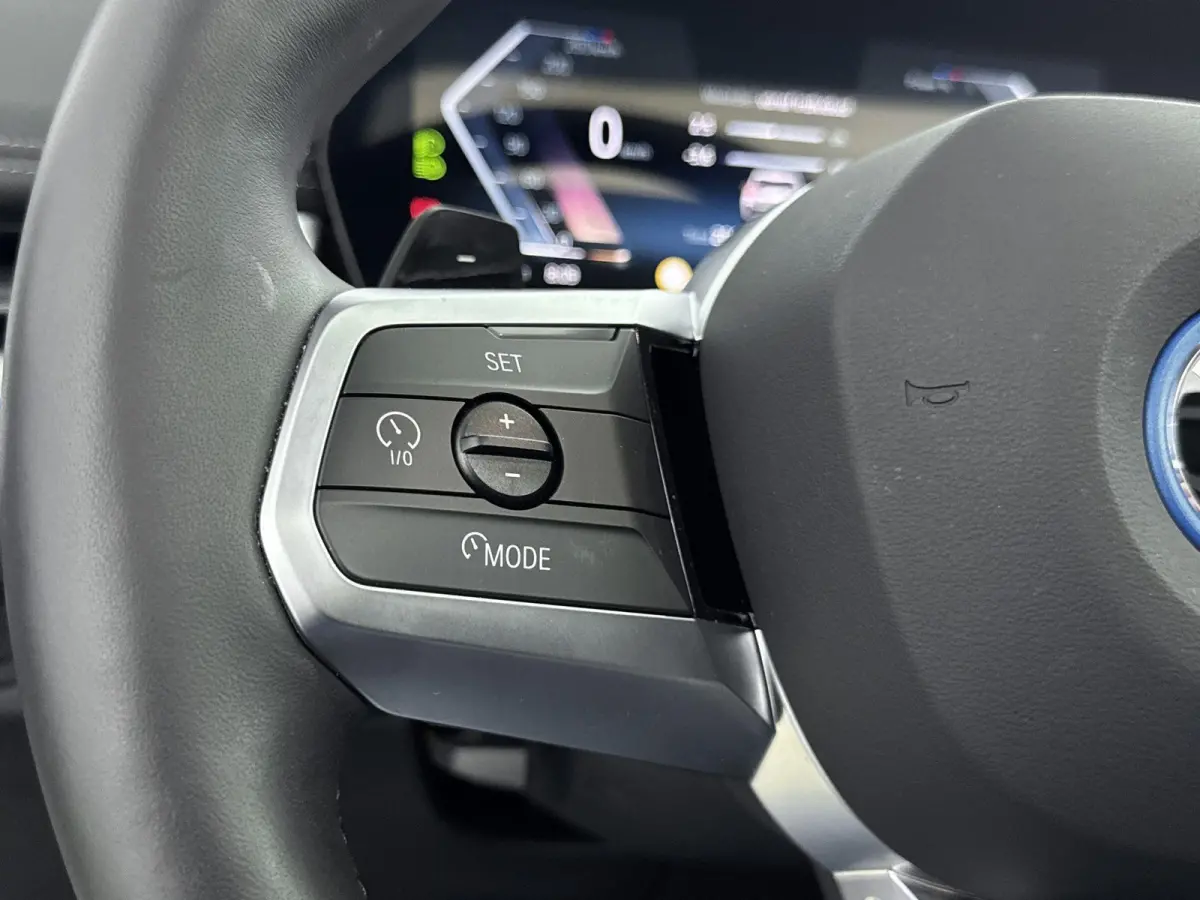 xDrive25e | M-pakket | PANO | Head-up display | 360 Camera | Lane Assist | Blindspot | Stoelverwarming | Lederen bekleding | Keyless | Carplay |
