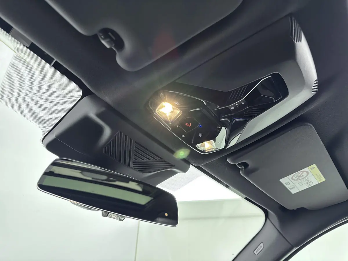 xDrive25e | M-pakket | PANO | Head-up display | 360 Camera | Lane Assist | Blindspot | Stoelverwarming | Lederen bekleding | Keyless | Carplay |