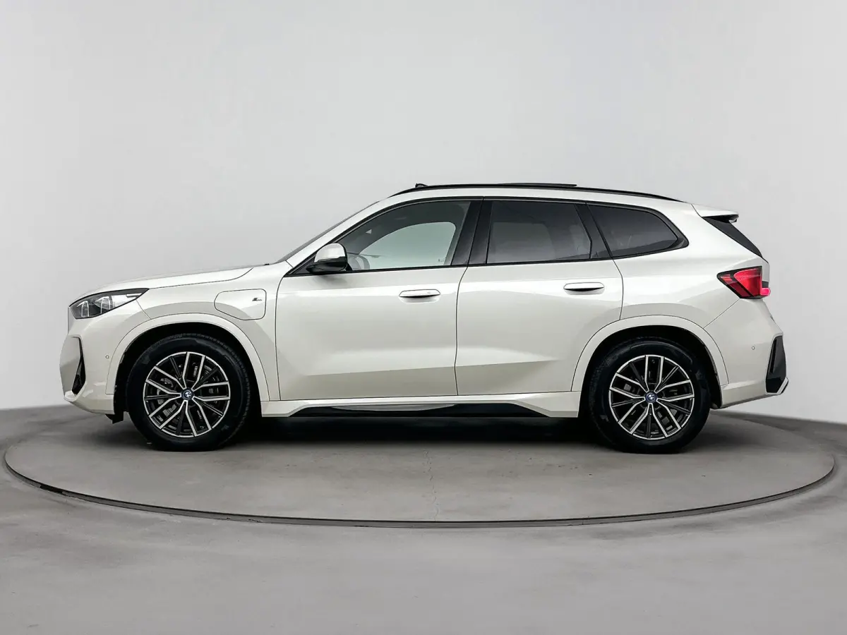 xDrive25e | M-pakket | PANO | Head-up display | 360 Camera | Lane Assist | Blindspot | Stoelverwarming | Lederen bekleding | Keyless | Carplay |