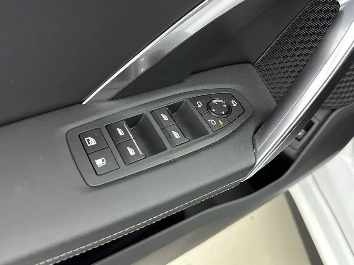 xDrive25e | M-pakket | PANO | Head-up display | 360 Camera | Lane Assist | Blindspot | Stoelverwarming | Lederen bekleding | Keyless | Carplay |