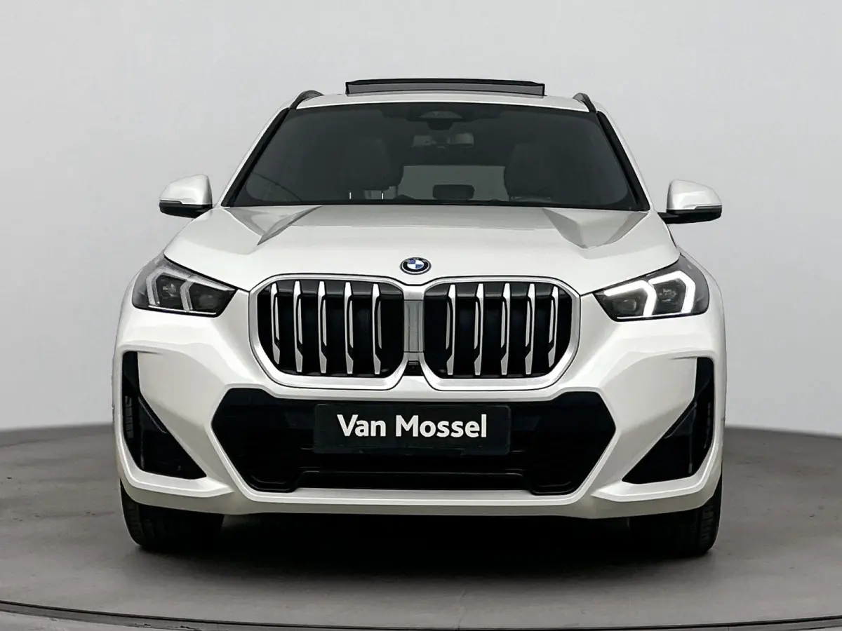 xDrive25e | M-pakket | PANO | Head-up display | 360 Camera | Lane Assist | Blindspot | Stoelverwarming | Lederen bekleding | Keyless | Carplay |