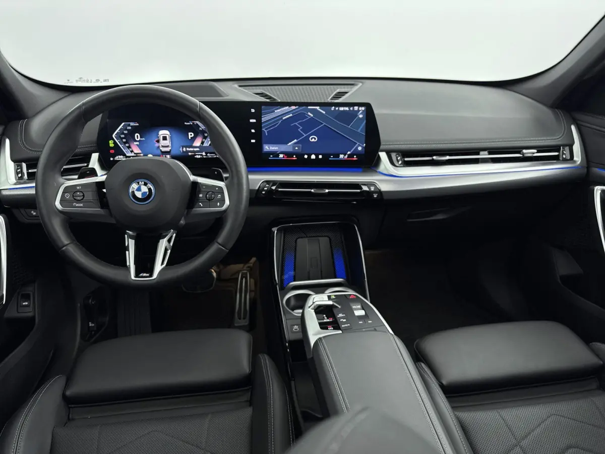 xDrive25e | M-pakket | PANO | Head-up display | 360 Camera | Lane Assist | Blindspot | Stoelverwarming | Lederen bekleding | Keyless | Carplay |