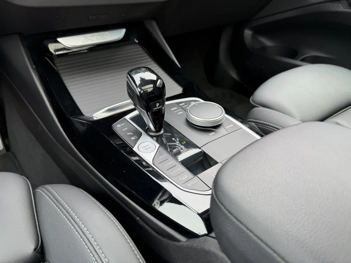 xDrive30e High Executive M Sport Panoramadak Achteruitrijcamera Keyless Entry Carplay Stuurwielverwarming