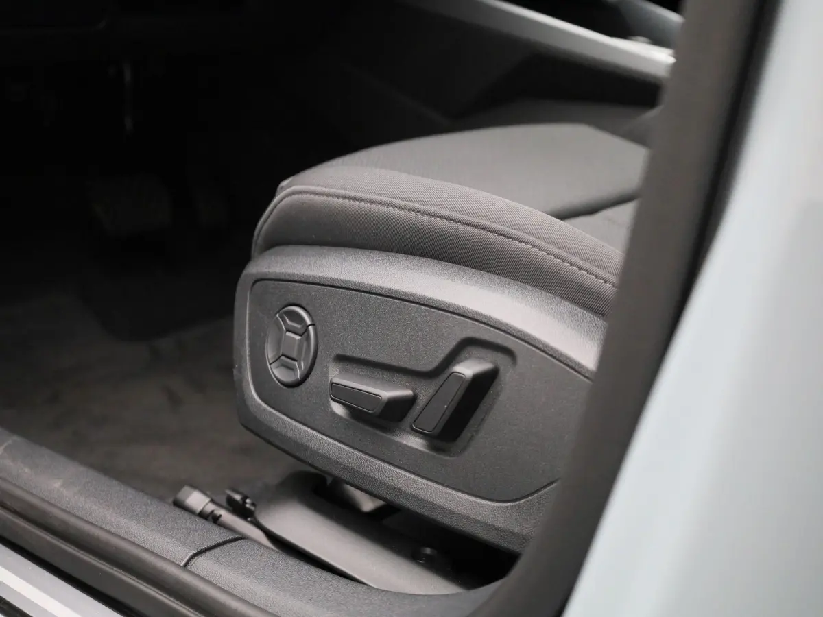40 TFSI e Advanced edition 204 PK l Adaptive cruise control l Climate control l Achteruitrijcamera l Navigatie l LED-koplampen l Trekhaak l Elektr. instel. bestuurd.stoel l Stoelverwarming
