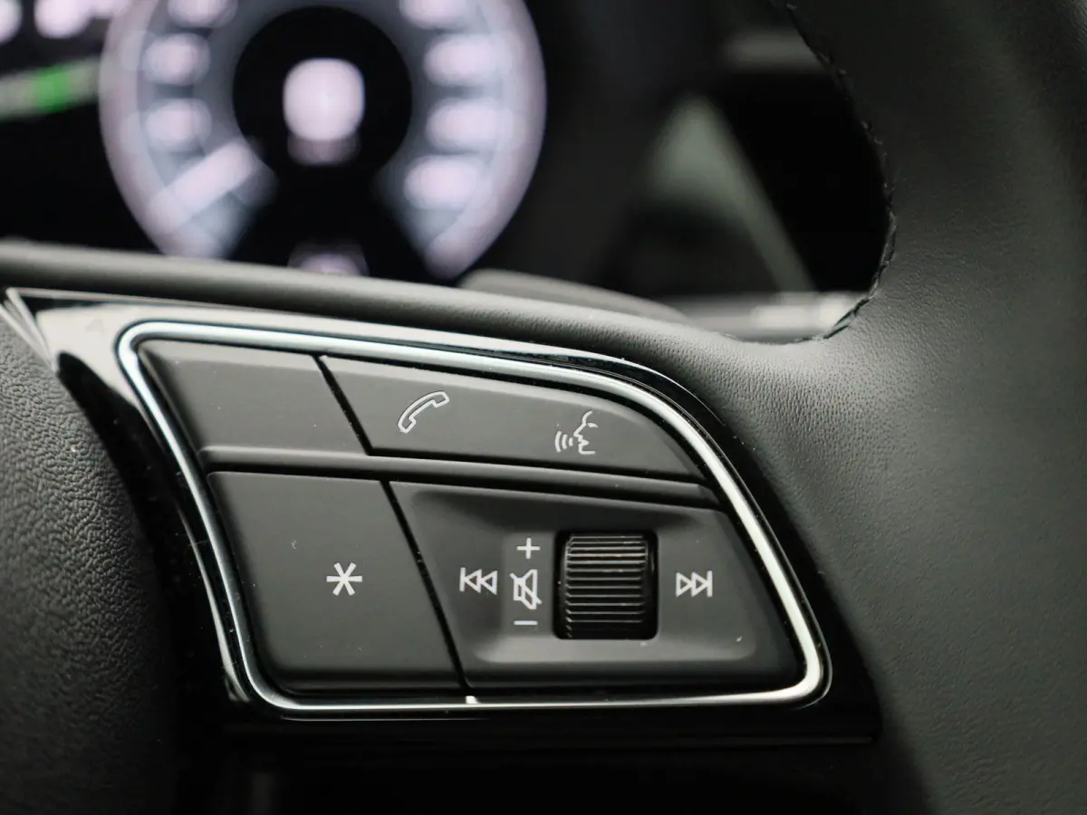 40 TFSI e Advanced edition 204 PK l Adaptive cruise control l Climate control l Achteruitrijcamera l Navigatie l LED-koplampen l Trekhaak l Elektr. instel. bestuurd.stoel l Stoelverwarming