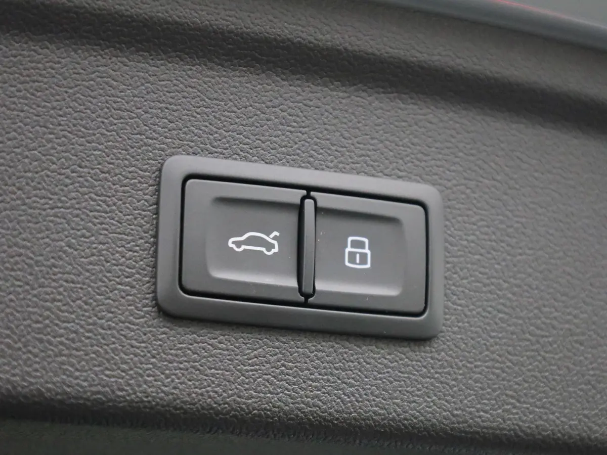 40 TFSI e Advanced edition 204 PK l Adaptive cruise control l Climate control l Achteruitrijcamera l Navigatie l LED-koplampen l Trekhaak l Elektr. instel. bestuurd.stoel l Stoelverwarming
