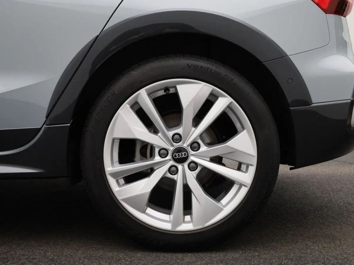 40 TFSI e Advanced edition 204 PK l Adaptive cruise control l Climate control l Achteruitrijcamera l Navigatie l LED-koplampen l Trekhaak l Elektr. instel. bestuurd.stoel l Stoelverwarming
